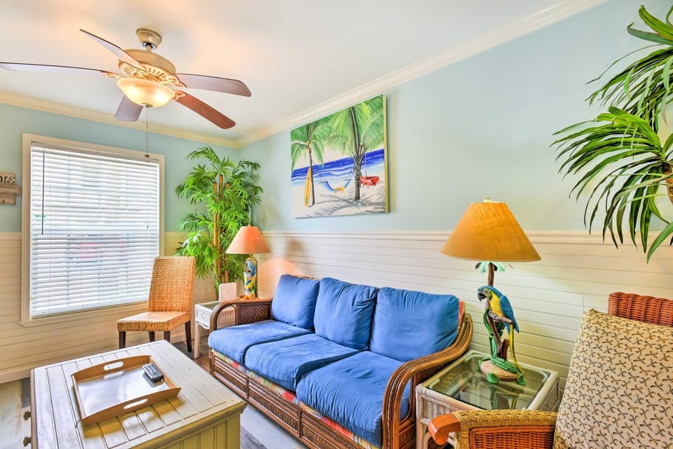 Near Port Aransas Beach: Condo w/ Pool Access House in Port Aransas