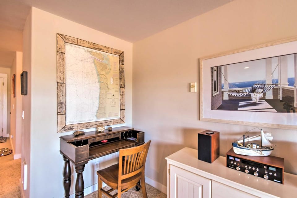 Westport Condo with Saltwater Pool Steps to Beach! Apartment in Westport