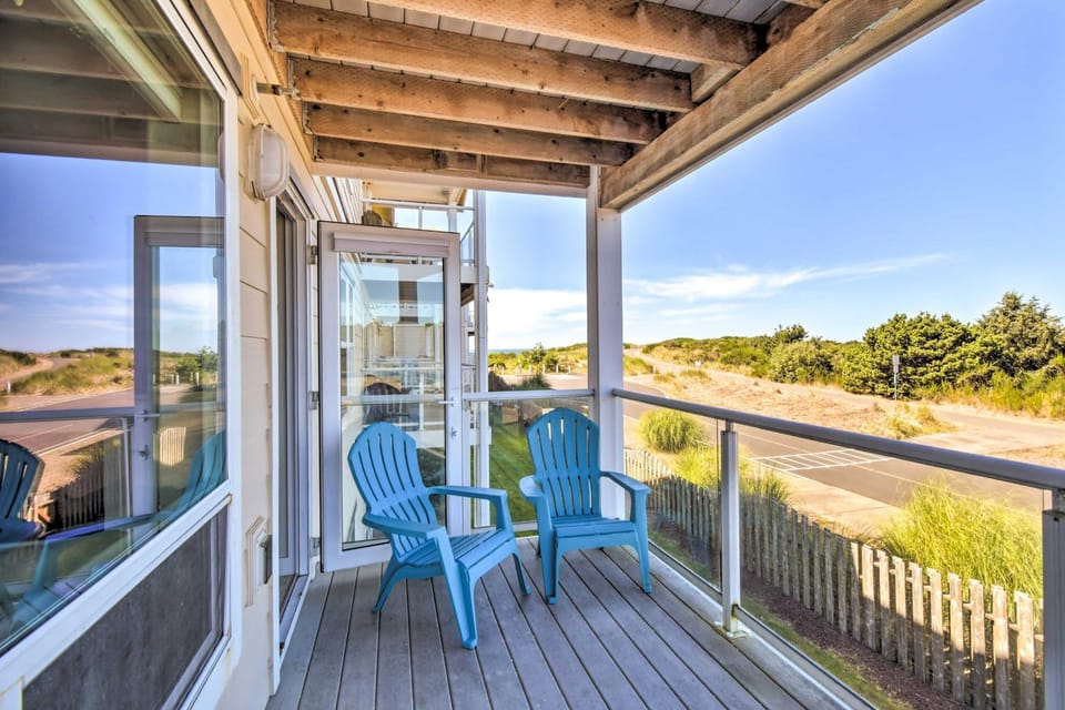 Westport Condo with Saltwater Pool Steps to Beach! Apartment in Westport