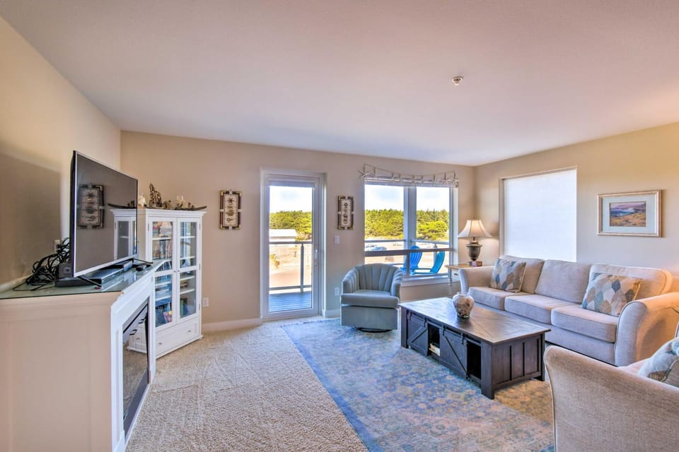 Westport Condo with Saltwater Pool Steps to Beach! Apartment in Westport