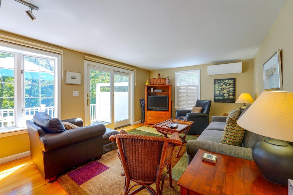 Peaceful Waterfront Apt w/ Deck, 22 Mi to Portland Apartment in Yarmouth