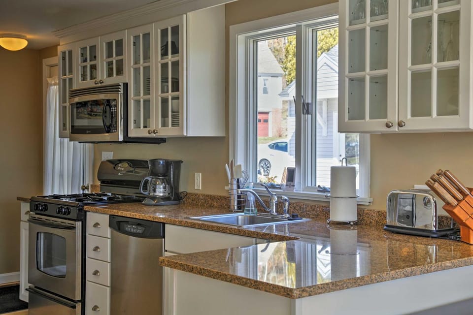 Peaceful Waterfront Apt w/ Deck, 22 Mi to Portland Apartment in Yarmouth