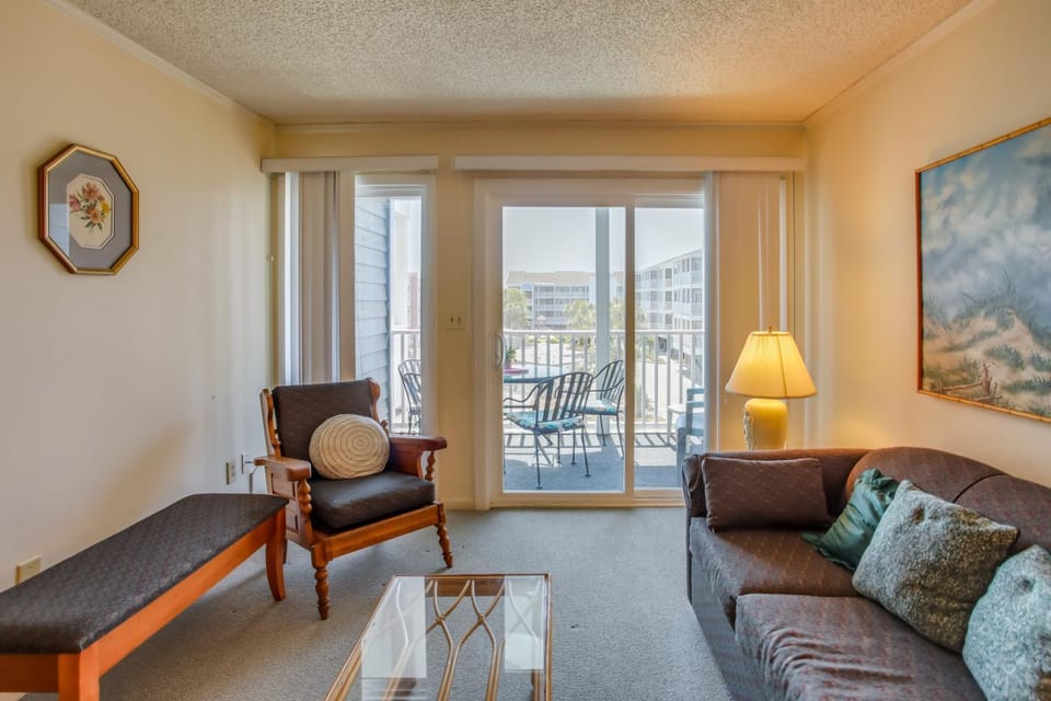 Walk to Ocean: Myrtle Beach Condo w/ Screened Deck House in South Carolina