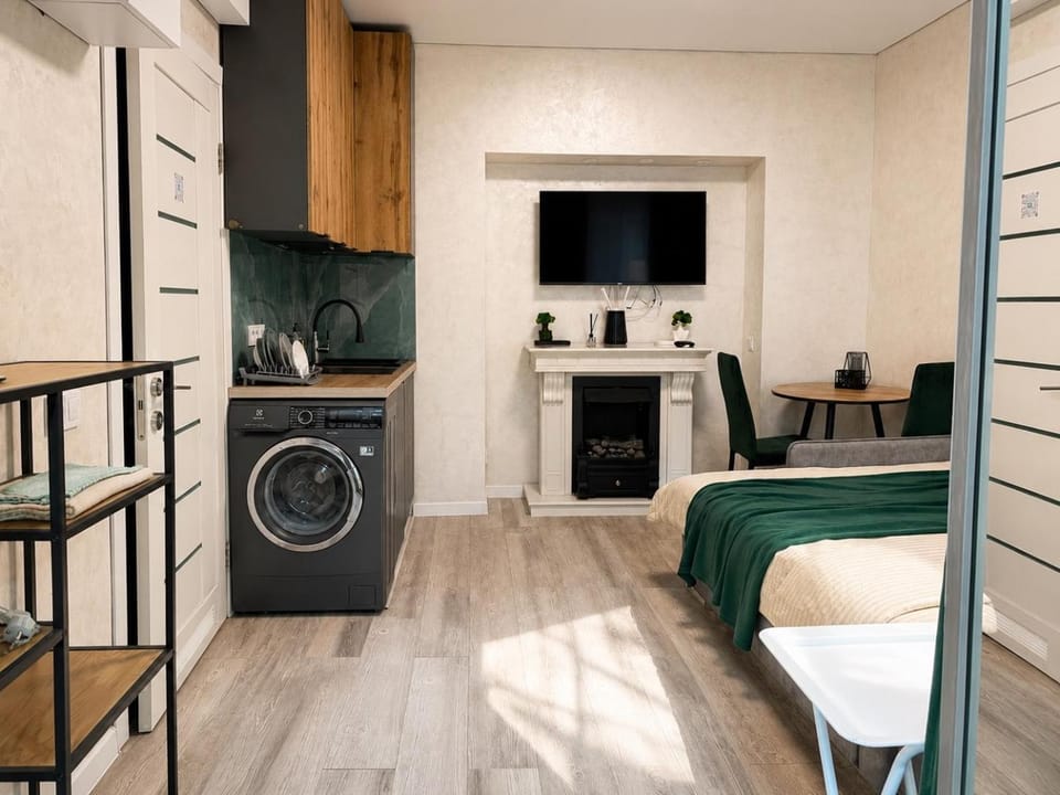 Bed, TV and multimedia, Photo of the whole room, Dining area, Bedroom, stove
