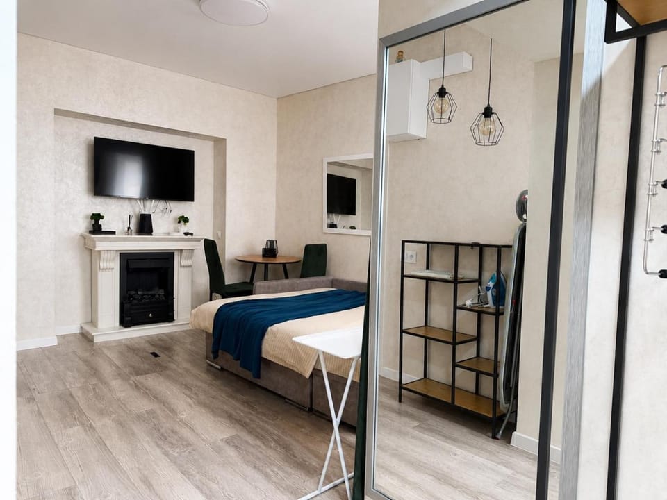 Bed, TV and multimedia, Kitchen or kitchenette, Photo of the whole room, Bedroom
