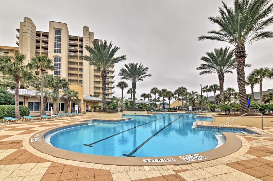 Beachfront Destin Condo w/ Pool & Harbor View! House in Destin