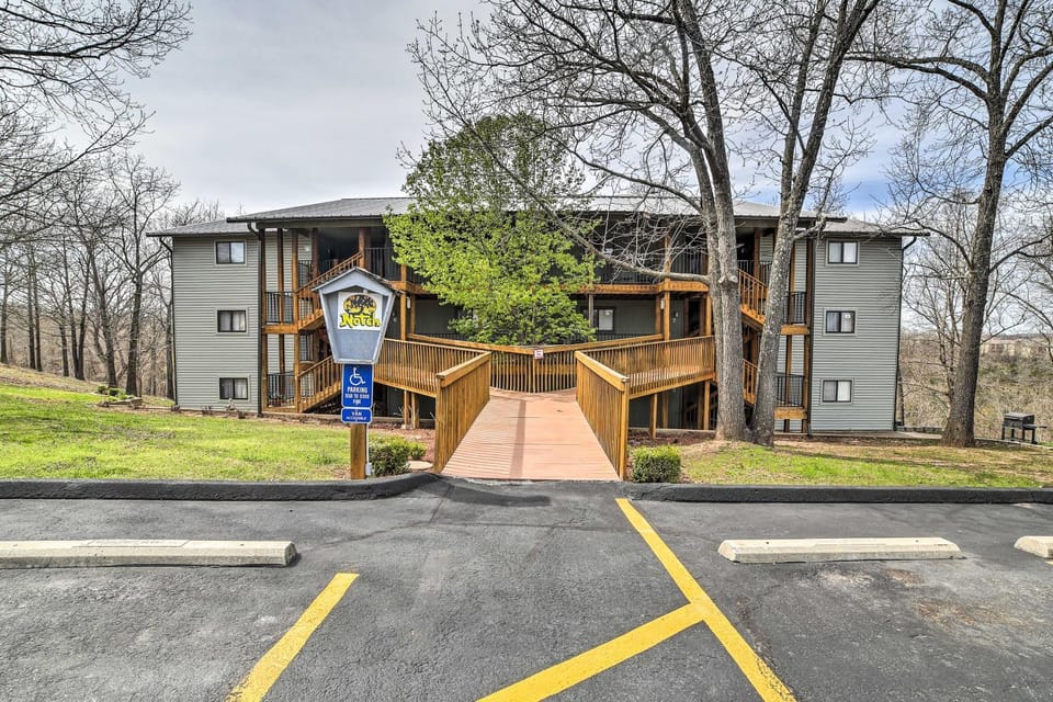 Condo w/ Pool Access - 2 Mi to Silver Dollar City! House in Table Rock Lake