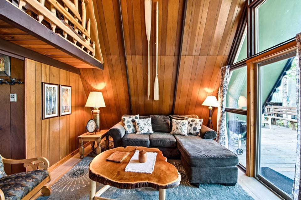 Serene Washington Escape w/ Deck & Mountain Views! House in Washington
