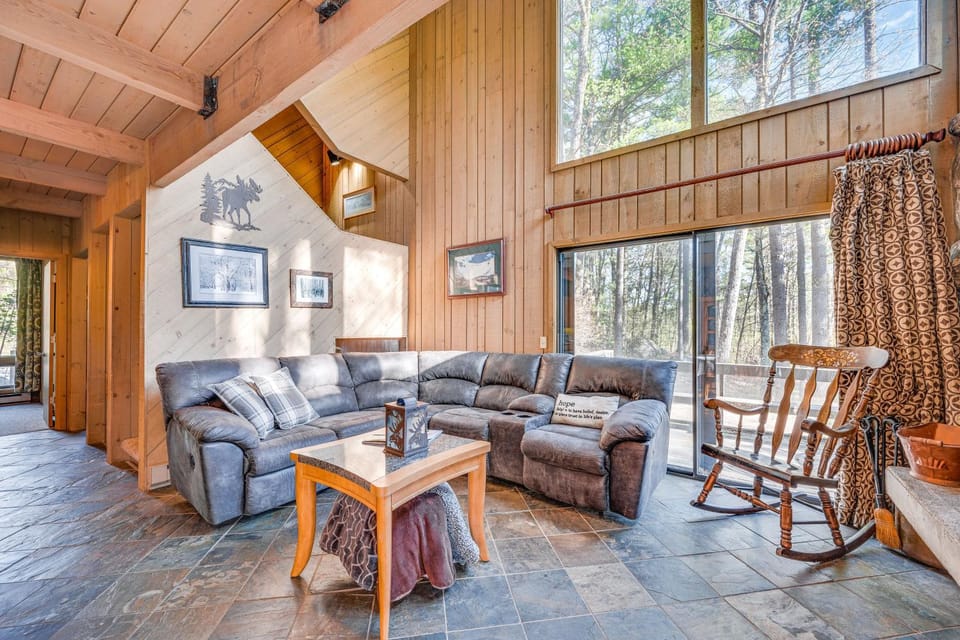 0.5 Mi to Dtwn & Trails: Conway Condo w/ Hot Tub! House in North Conway