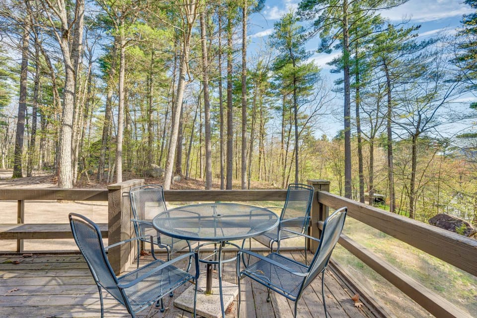 0.5 Mi to Dtwn & Trails: Conway Condo w/ Hot Tub! House in North Conway