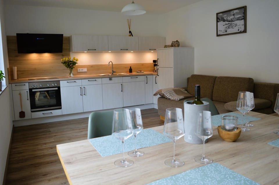 Kitchen or kitchenette, Living room, Seating area, Dining area, dishwasher, pet friendly, stove, toaster