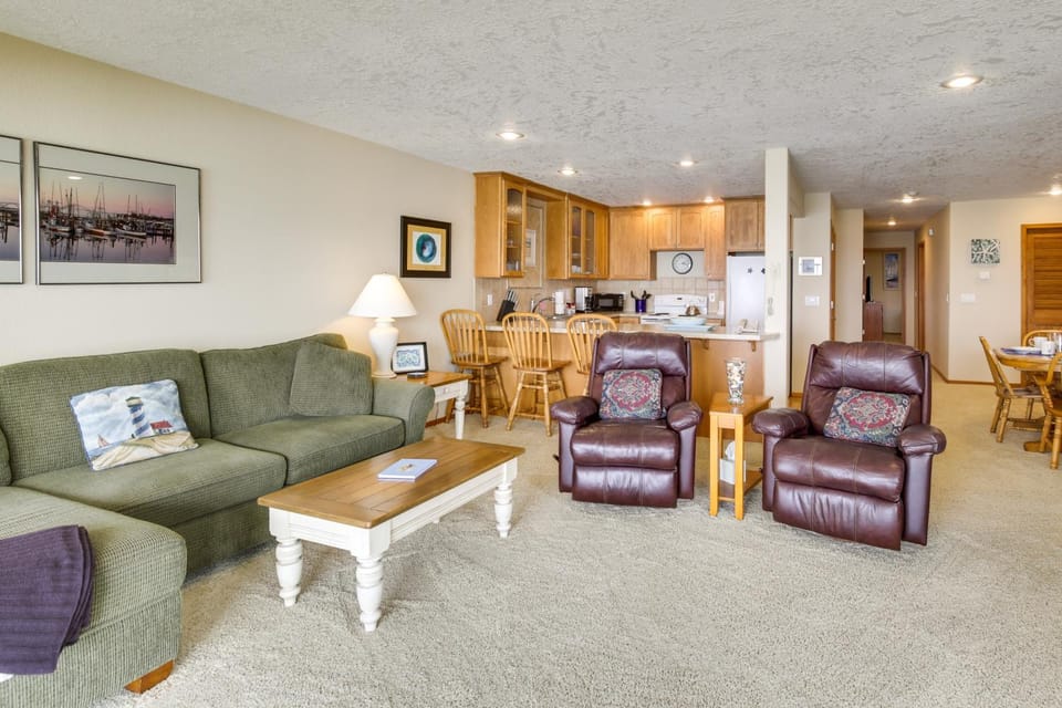 Lincoln Beach Condo w/ Balcony + Ocean Views! House in Lincoln Beach