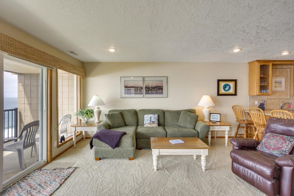 Lincoln Beach Condo w/ Balcony + Ocean Views! House in Lincoln Beach