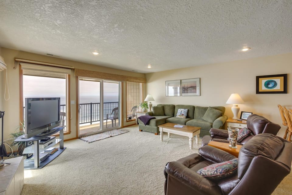 Lincoln Beach Condo w/ Balcony + Ocean Views! House in Lincoln Beach