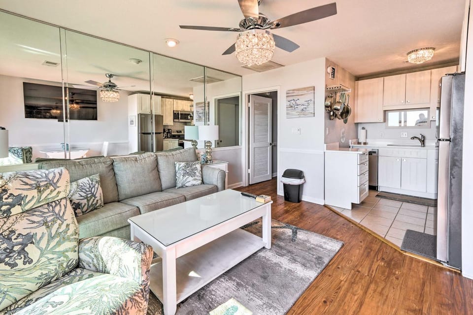 Beachfront Condo w/ Pool Access in Hilton Head! House in Coligny Beach