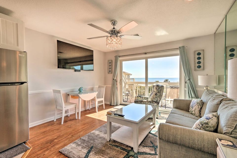 Beachfront Condo w/ Pool Access in Hilton Head! House in Coligny Beach