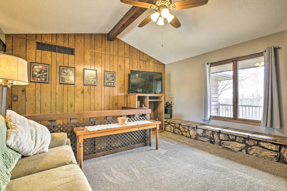 Milford Lake Vacation Rental: Walk to Beach! House in Kansas