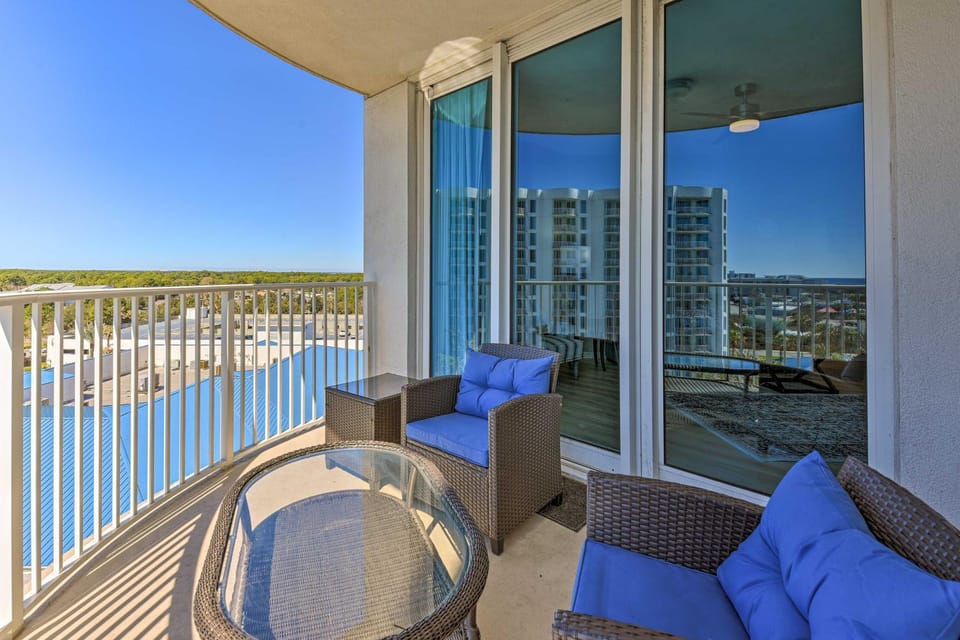 Modern Resort Condo with Balcony - Walk to Beach! House in Destin