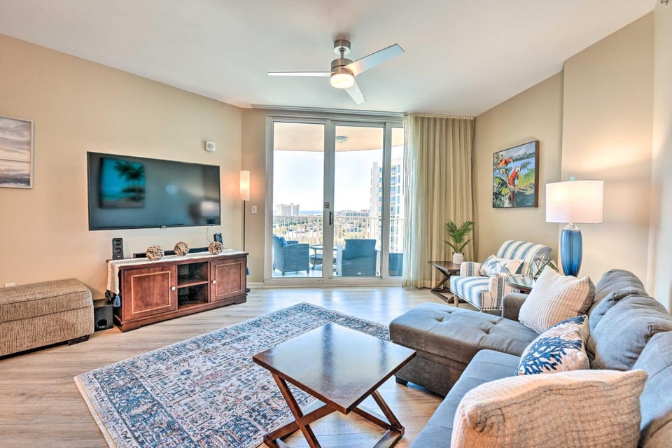 Modern Resort Condo with Balcony - Walk to Beach! House in Destin