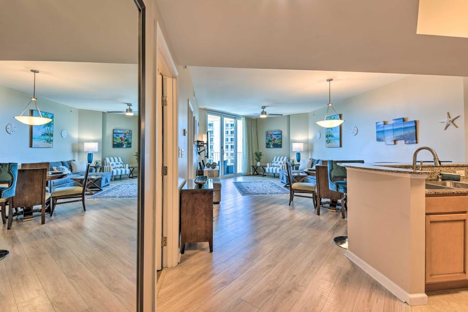 Modern Resort Condo with Balcony - Walk to Beach! House in Destin