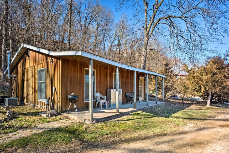 'The Burgundy Cabin' Iowa Retreat: Pond & Fire Pit Cabin in Iowa