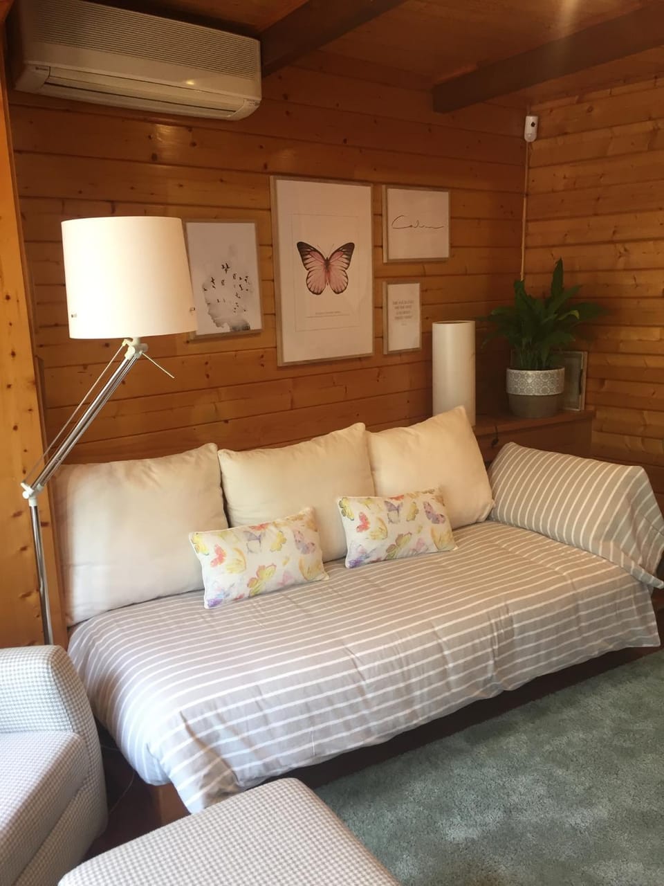 Bed, Living room