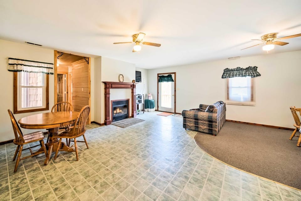 Rustic Iowa Cabin: 10 Mi to Maquoketa Caves Cabin in Iowa