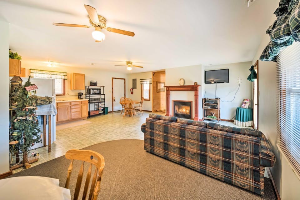 Rustic Iowa Cabin: 10 Mi to Maquoketa Caves Cabin in Iowa