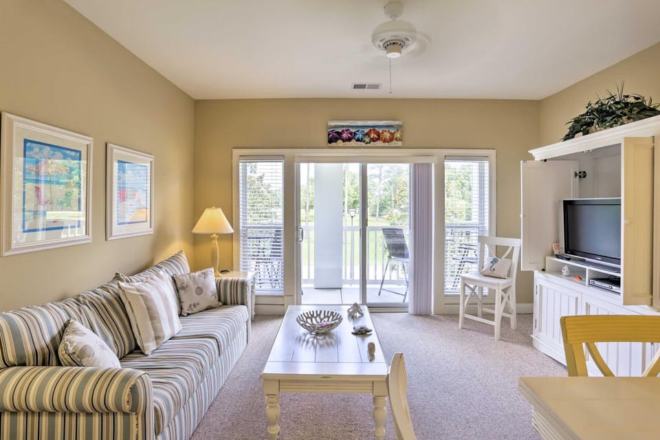 Relax by Pool and Golf Chic Myrtle Beach Condo Apartment in Carolina Forest