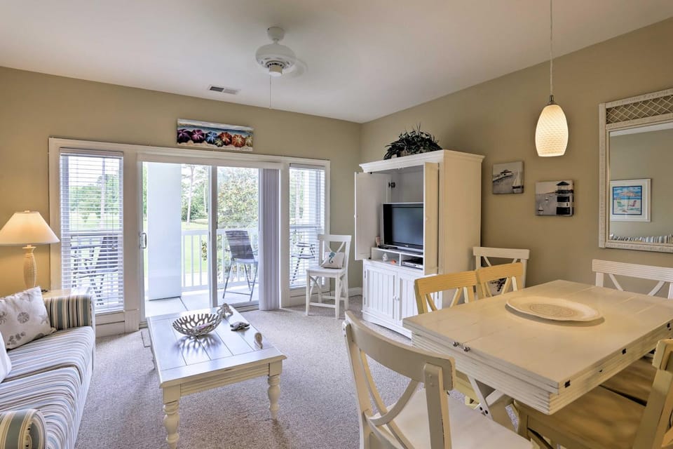 Relax by Pool and Golf Chic Myrtle Beach Condo Apartment in Carolina Forest