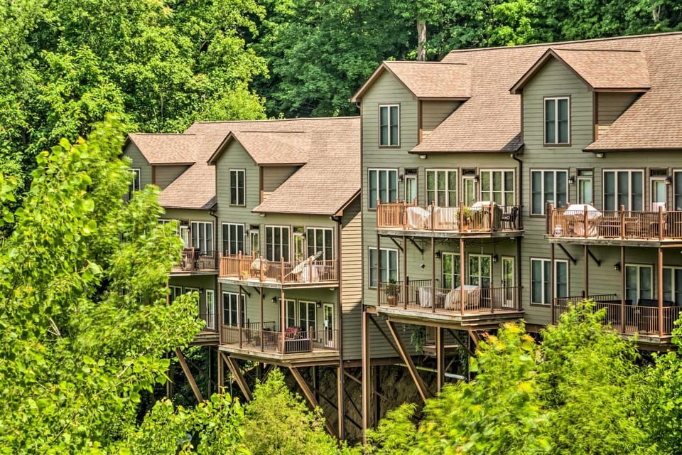 Center Hill Lake Rental: Steps to Hurricane Marina House in Center Hill Lake