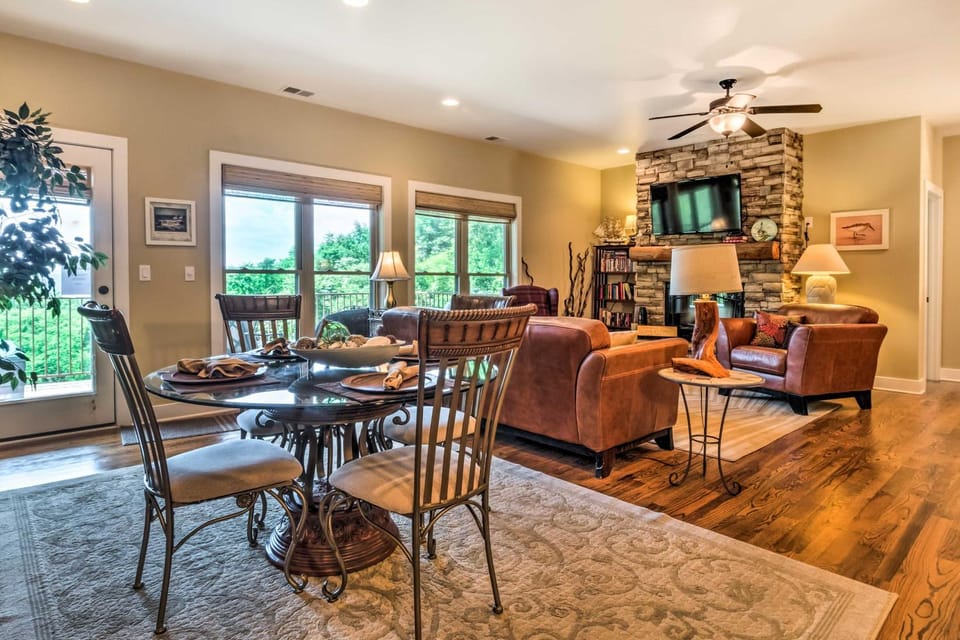 Center Hill Lake Rental: Steps to Hurricane Marina House in Center Hill Lake