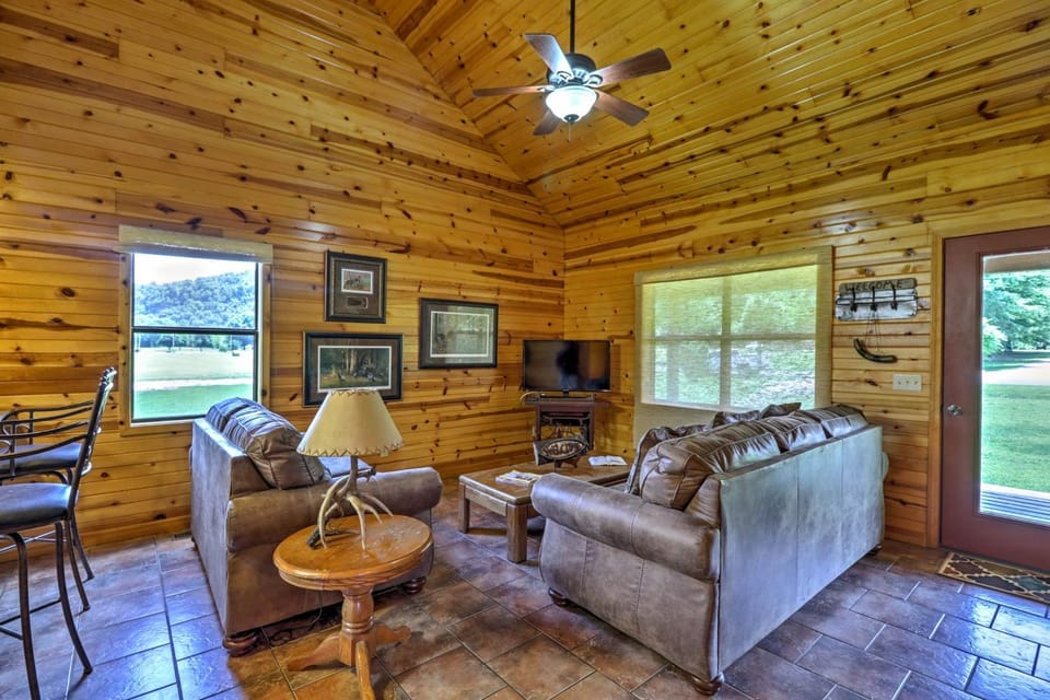 Dream Valley Mountain View Cabin w/ Covered Porch! Cabin in Arkansas
