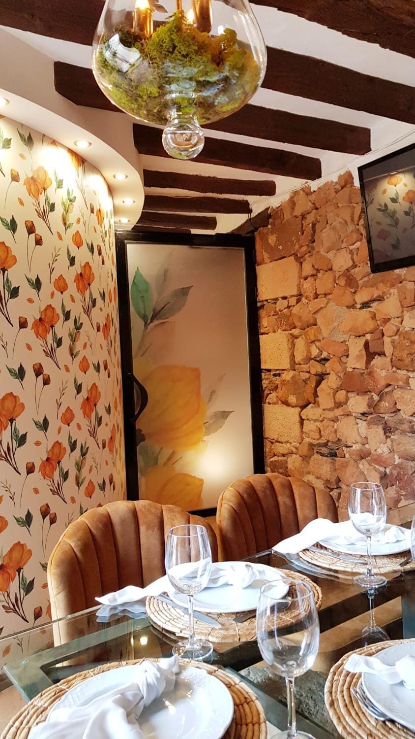 Restaurant/places to eat, Living room, Lounge or bar, Food and drinks, Dining area, Food, Drinks, Alcoholic drinks