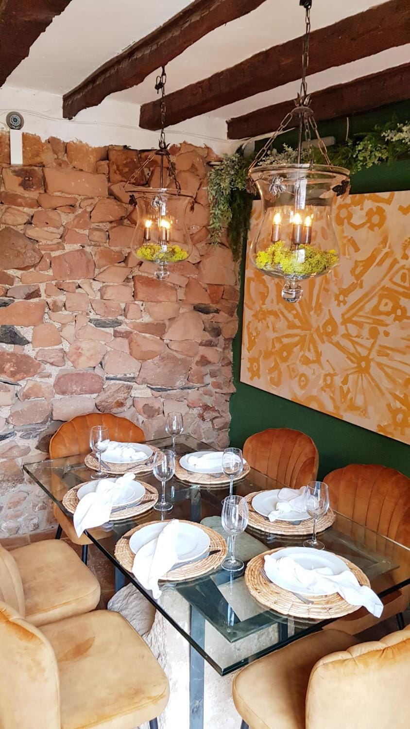 Restaurant/places to eat, group of guests