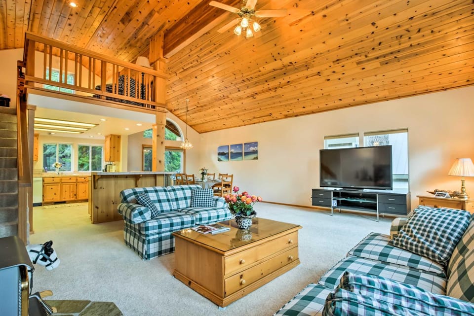 Hot Tub Access, Near Skiing: Tahoe Donner Cabin Cabin in Truckee