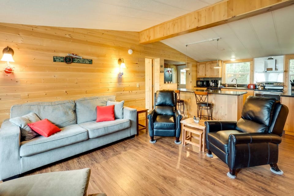 Brookings Home with Deck, half Mi to Harris Beach! House in Brookings