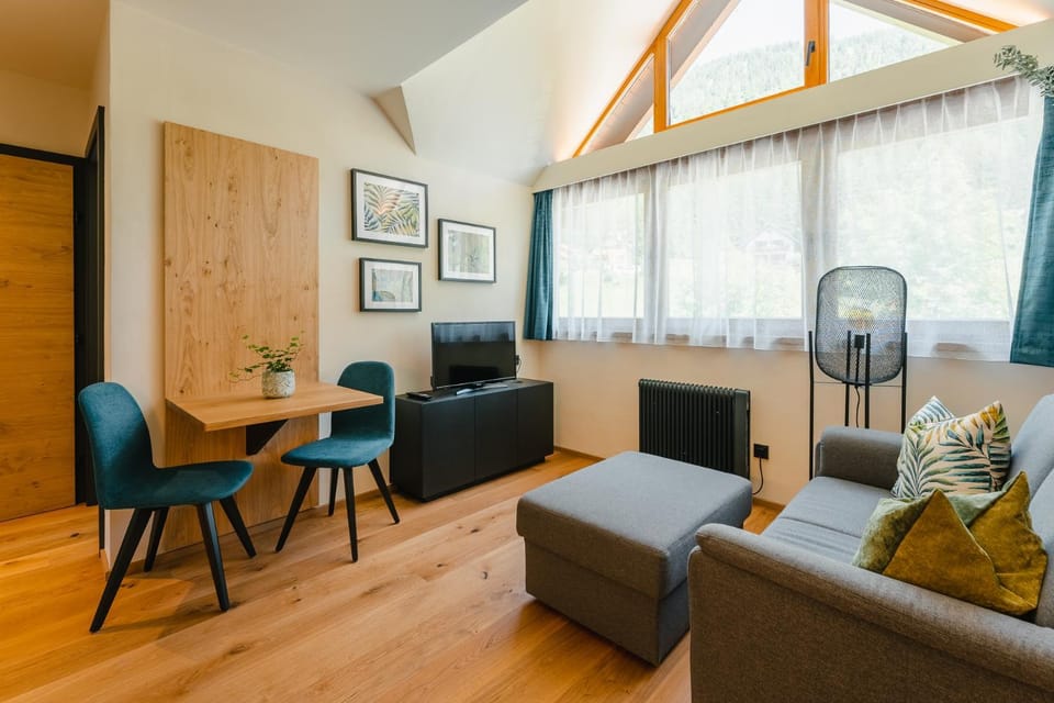Living room, Photo of the whole room, Seating area