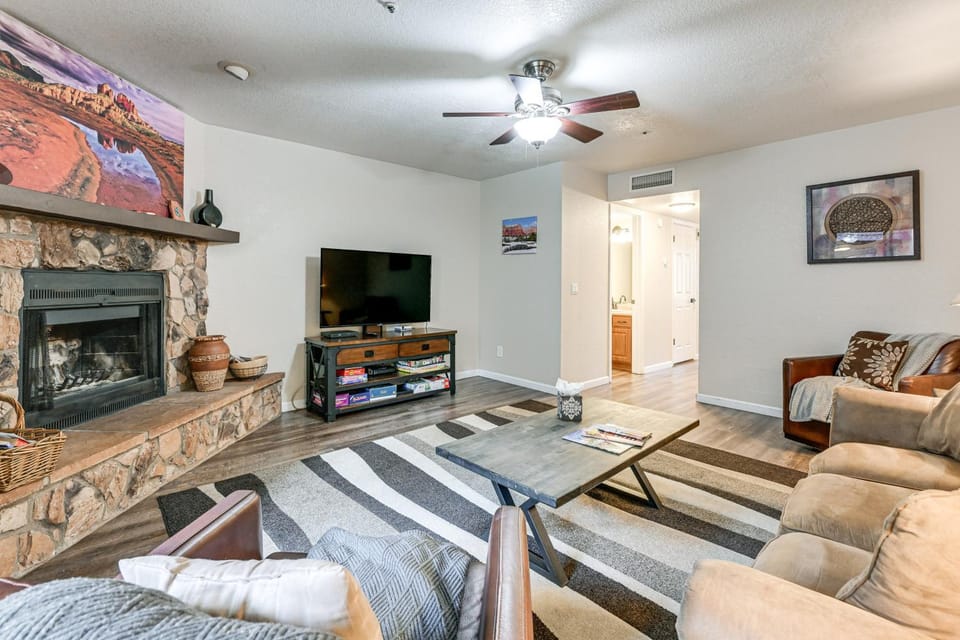 Mtn Views and Hot Tub Access Sedona Golf Retreat! Apartment in Village of Oak Creek