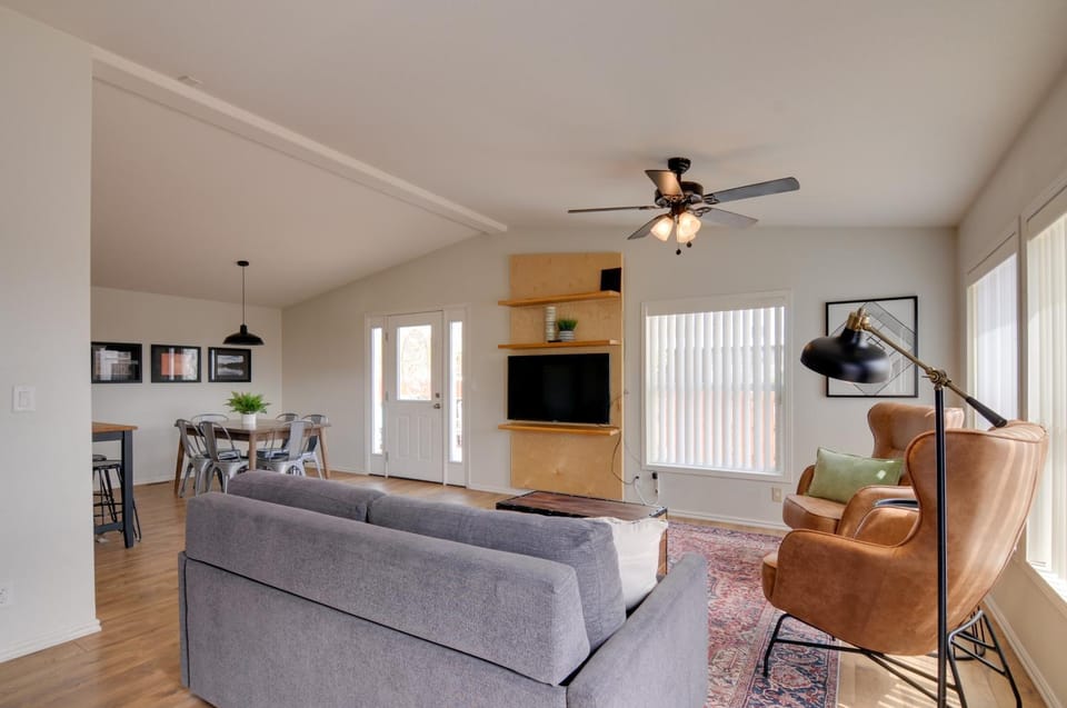 Utah Retreat - Hot Tub, Deck & Near National Parks House in Escalante
