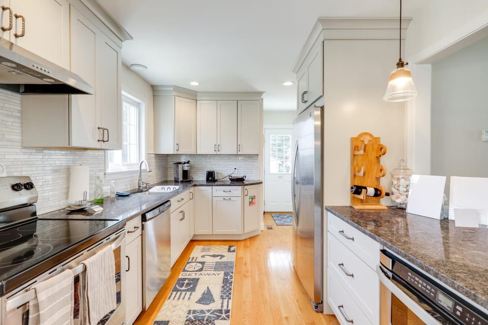 Walk to Pawcatuck River: Family-Friendly Home! House in Misquamicut