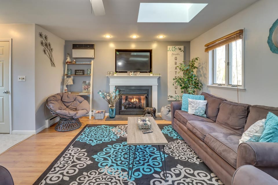 Happy Place by the Lake w/ Fire Pit: Walk to Beach House in Coolbaugh Township