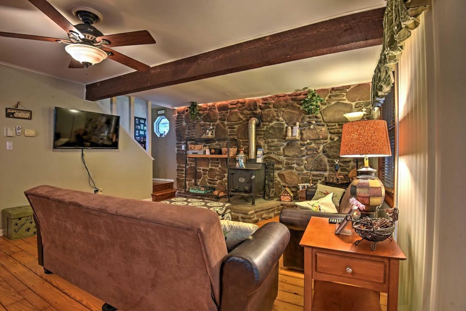 1 Mi to Lake Wallenpaupack: Pocono Mountain Home! House in Lake Wallenpaupack