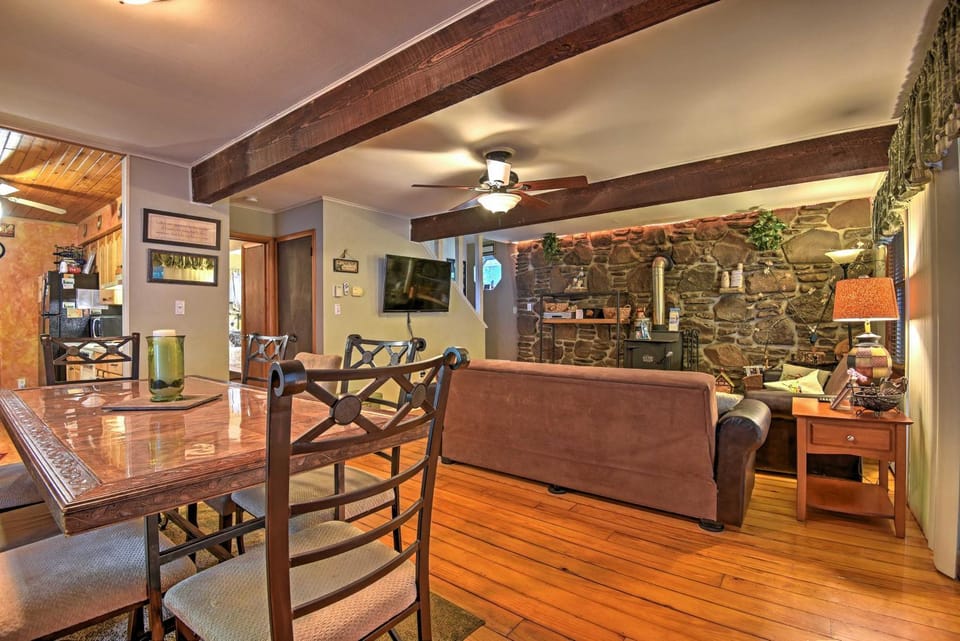1 Mi to Lake Wallenpaupack: Pocono Mountain Home! House in Lake Wallenpaupack