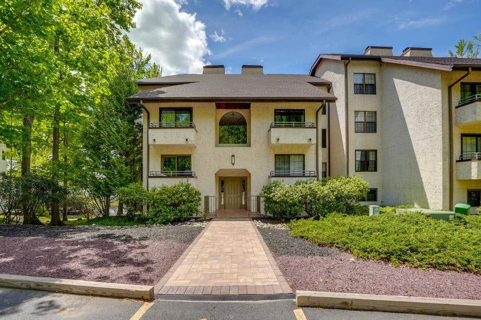 Lake Harmony Condo < 1 Mi to Big Boulder Mountain! House in Big Boulder Lake