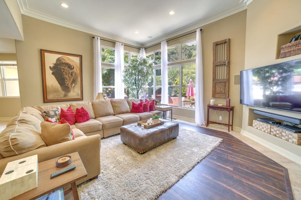 Chic California Escape w/ Pool, Hot Tub & Patio! House in Sierra Nevada