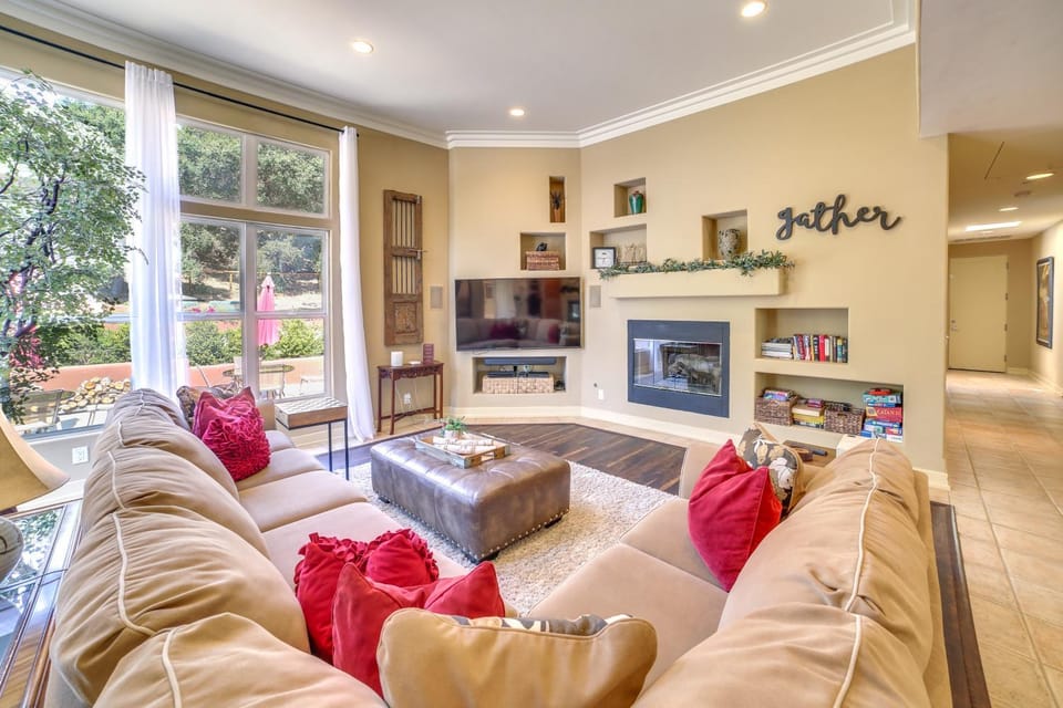 Chic California Escape w/ Pool, Hot Tub & Patio! House in Sierra Nevada