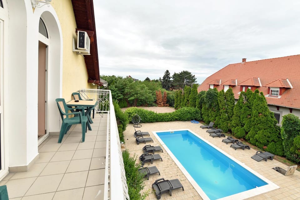 Property building, Patio, Garden, Garden view, Pool view, Swimming pool, sunbed