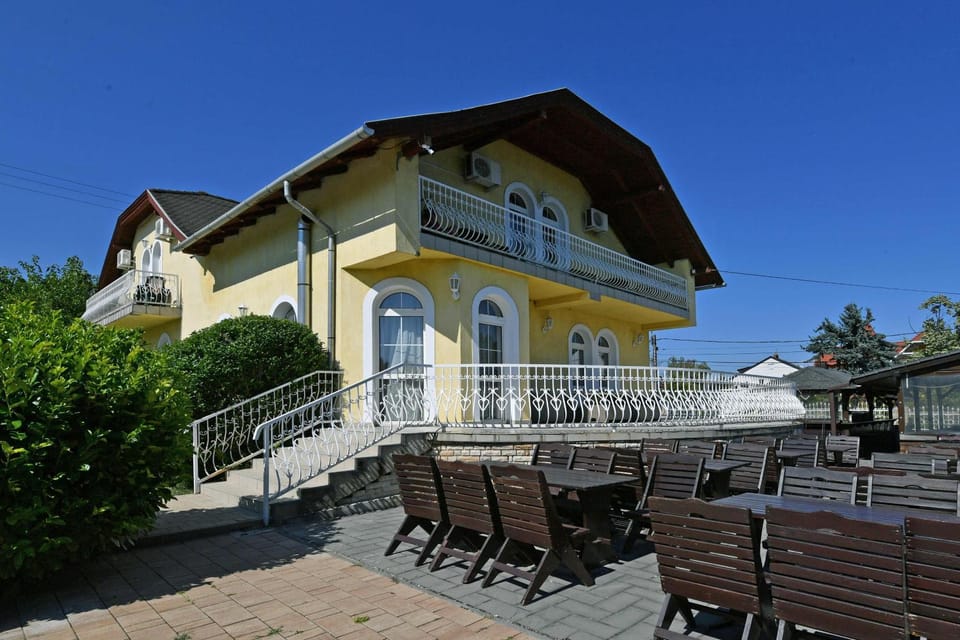 Property building, Patio, Balcony/Terrace