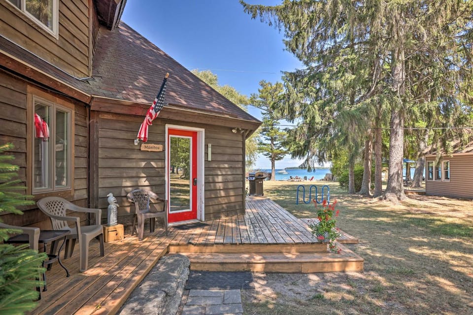 < 1 Mi to Dtwn! Lakefront 'Manitou Cottage' House in Suttons Bay